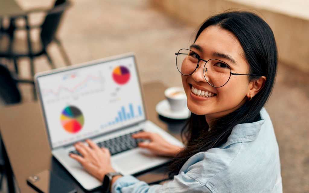 mujer sonriente trabajando