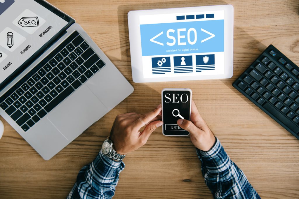 Profesional del marketing trabajando